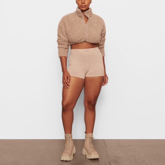 SKIMS OUTDOOR SHORT SHORT in Tigers Eye NEW - Picture 5 of 11